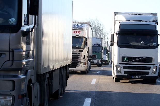 За возаче камиона који улазе у РС кућна изолација, а за путнике карантин! 